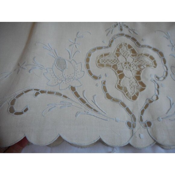 NWT 2 Vintage cream blue embroidered pillowcases - Picture 5 of 7